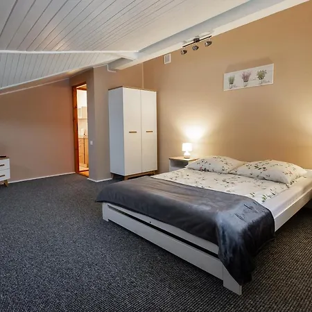 Ξενοδοχείο με διαμερίσματα Pod Gondola 3*